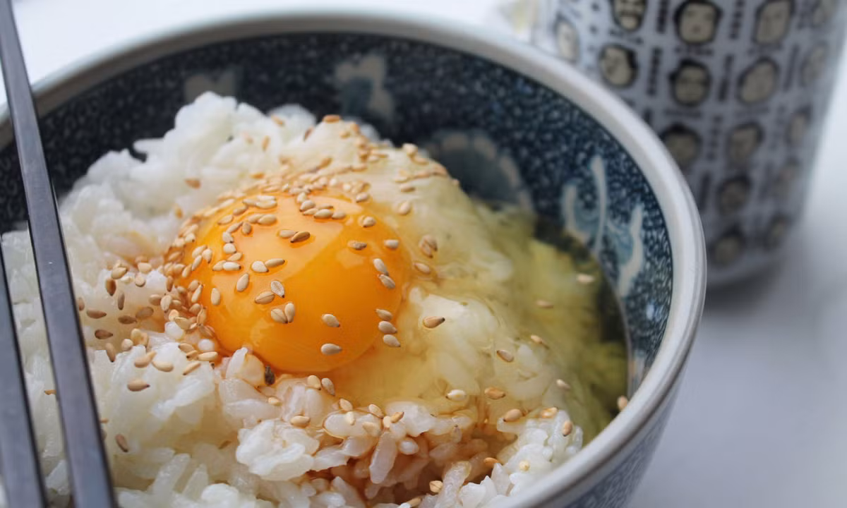 Tamago Gohan: Trứng là một món ăn sáng phổ biến trên khắp thế giới và có rất nhiều cách để nấu chúng: chiên, ốp la... Ở Nhật Bản, người ta cũng có một kiểu bữa sáng liên quan đến trứng nhưng họ không nấu chúng. Họ chỉ đập quả trứng sống trên cơm nấu chín rồi dùng đũa đảo đều để ăn. Bạn có thể cho thêm nước tương, rắc vừng rồi ăn.