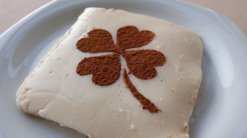 Tavuk Göğsü: Đây là một món tráng miệng Thổ Nhĩ Kỳ, kết hợp của bột gạo, thịt gà, quế và sữa ngọt. Món này có hương vị giống như sự kết hợp giữa thịt gà và bánh pudding.