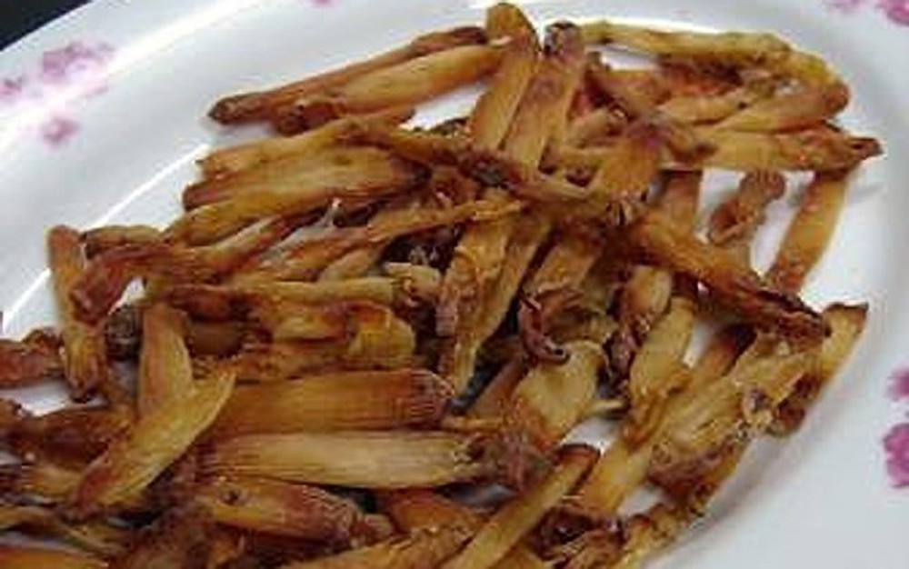 Các nhà hàng thường dùng món này để mời khách lai rai cùng bia, giống như mực khô nướng xé nhỏ. Sá sùng vừa giòn, mềm, lại dai dai, có vị béo và ngọt nên càng ăn càng thấy ngon.