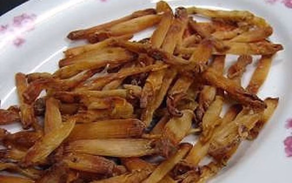 Các nhà hàng thường dùng món này để mời khách lai rai cùng bia, giống như mực khô nướng xé nhỏ. Sá sùng vừa giòn, mềm, lại dai dai, có vị béo và ngọt nên càng ăn càng thấy ngon.