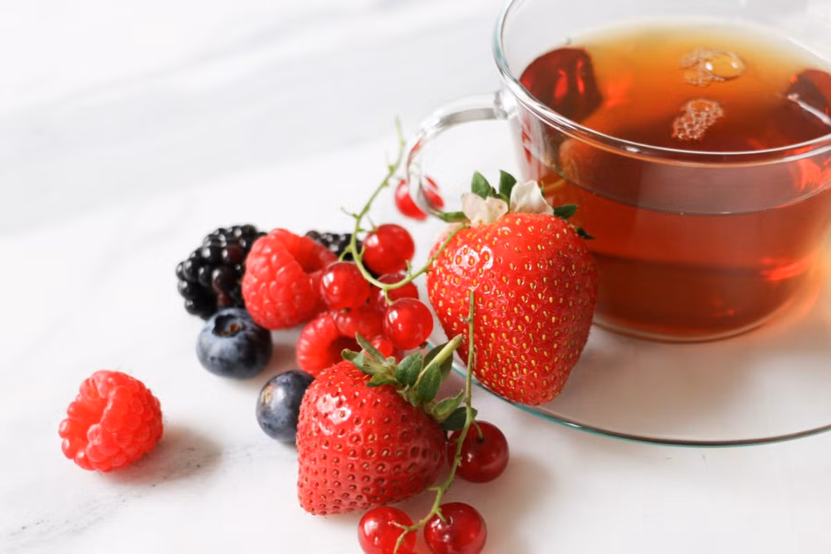 Quả mọng: Sự kết hợp của quả mọng trong trà khá phổ biến, đặc biệt là do lượng caffeine thấp. Những loại trà quả mọng phổ biến là mâm xôi đỏ, quả việt quất, nam việt quất...