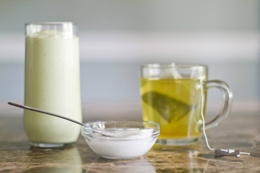 Dầu dừa đã trở thành một thành phần nổi bật trong chế độ ăn uống lành mạnh. Bằng cách kết hợp dầu dừa vào trà uống hàng ngày, bạn có thể tận dụng các lợi ích sức khỏe như cải thiện chức năng cơ bắp do các chất điện giải vô trùng và pH tự nhiên. Nếu bạn đang giảm cân, hàm lượng chất xơ cao trong dầu dừa sẽ giúp hạn chế cơn thèm ăn quá mức. 