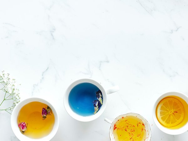 Mật ong là một trong những nguyên liệu cực tốt được sử dụng phổ biến nhất với trà. Là một nguồn carbohydrate tuyệt vời, mật ong có thể làm ngọt trà của bạn mà không ảnh hưởng đến lượng đường và mức insulin của bạn. Trà mật ong có thể tạm thời làm giảm các triệu chứng cảm cúm và cảm lạnh. Trong một tách trà, bạn có thể thêm 1 đến 2 muỗng cà phê mật ong.