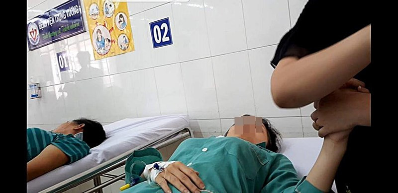 Ngày 19/9, BV Trưng Vương (TP HCM) tiếp nhận bệnh nhân TPTL (20 tuổi, ngụ Bình Dương), trong tình trạng mắt trái mờ, không thấy đường. Nữ bệnh nhân cho biết do thấy quảng cáo trên mạng có spa Đ.A trên đường Lê Văn Sỹ (quận 3) chuyên tiêm filler nâng mũi nên ngày 18/9, L. và một bạn nữ tên T. cùng đến tiêm. Khi vừa tiêm xong mũi filler với giá 600.000 đồng thì mắt trái của L. không thấy đường, đồng thời đau nhức dữ dội. L. được spa đưa đến cấp cứu tại BV Trưng Vương. Ảnh: BPN.