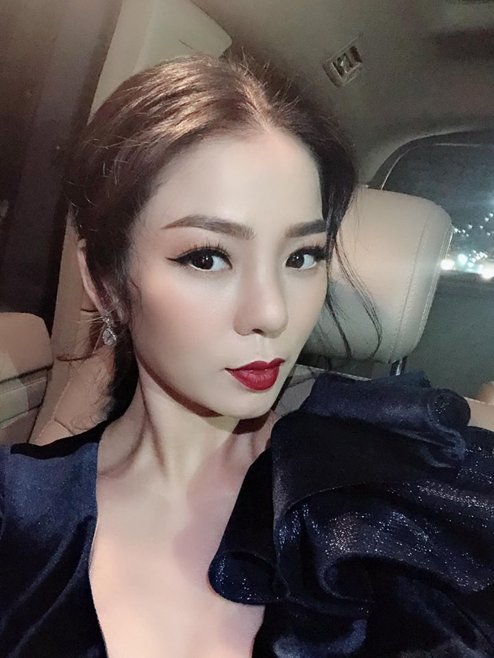 Có thể thấy so với thời gian trước, Lệ Quyên của hiện tại có nhan sắc trẻ trung, nhẹ nhàng hơn nhưng không sắc sảo, mặn mà như thời gian trước. Không chỉ riêng Lệ Quyên, có rất nhiều trường hợp bị hoại tử do nâng mũi làm đẹp xảy ra trước đó. Ảnh: FBNV.