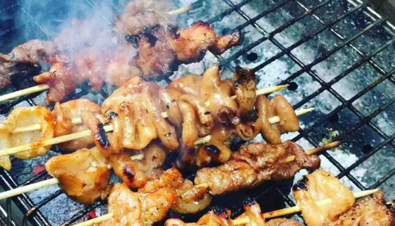 Món lòng nướng vừa mới chín ăn rất giòn và rất thơm. Cái cảm giác dai dai, mềm mềm, nóng hổi của món ăn dễ dàng chinh phục mọi thực khách.