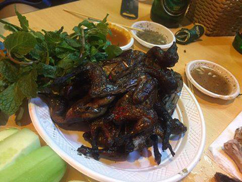 Chim cút nướng ăn ngon hơn khi chấm với muối tiêu. Thịt thơm ngọt, kết hợp với vị cay của ớt, tiêu, vị chua dịu của chanh, quất sẽ rất vừa miệng. Ảnh: Internet.