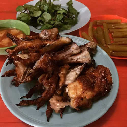 Ăn món này thú vị ở chỗ bạn phải chịu khó nhẩn nha "gặm nhấm" thật kĩ thì mới tận hưởng được hết cái cảm giác giòn giòn, dai dai, ngòn ngọt của món ăn.