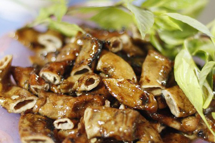 Món lòng nướng hấp dẫn bởi các nguyên liệu được tẩm ướp gia vị vừa đủ, thêm một lớp mật ong khiến lòng chín giòn dai, thịt mềm chấm với xì dầu hoặc tương ớt cay cay.