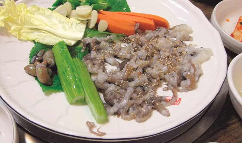 Sannakji - Bạch tuộc sống: Đây là món ăn nổi tiếng của Hàn Quốc. Những con bạch tuộc được cắt nhỏ hoặc để nguyên con và bày lên dĩa khi chúng vẫn còn giãy giụa.