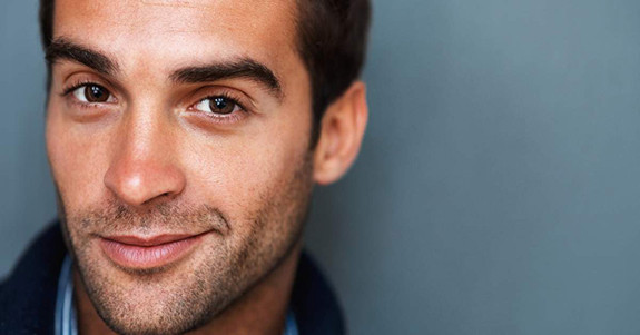 3. MÔI TRÊN MỎNG MÔI DƯỚI DÀY: Đàn ông có môi trên mỏng, dưới dày thì đích thị là kẻ không trân trọng tình yêu, ghét cưới xin, ổn định. Họ không tin vào tình yêu, cũng không tin rằng hôn nhân có thể bền chặt. Họ không thích bị vợ cằn nhằn, ràng buộc, áp đặt. Trong hôn nhân, đàn ông sở hữu đôi môi thế này thường phóng túng, háo sắc, thích những mối tình vụng trộm bên ngoài nên khả năng vợ bị ‘cắm sừng’ là rất cao!