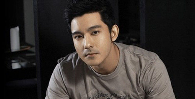  4. MÔI TRÊN DÀY MÔI DƯỚI MỎNG: Khác hẳn với người môi trên mỏng môi dưới dày, đây là mẫu đàn ông hết lòng vì gia đình, vợ con thậm chí sẽ không màng đến bản thân mình. Họ quyết một mực bảo vệ mái ấm của mình và không phải là người ki bo, tính toán. Cuộc sống về vật chất và tinh thần của bạn sẽ luôn vui vẻ sung sướng.