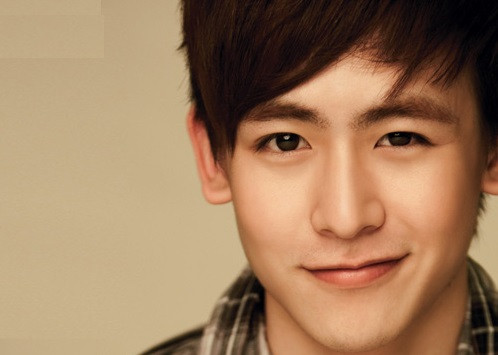 1. MÔI MỎNG: Đàn ông sở hữu đôi môi mỏng thường khá nhạy bén, thông minh, có thể ứng biến với mọi tình huống bất ngờ. Tuy nhiên họ lại là người không biết cách cư xử với người khác nên các mối quan hệ xã hội không mấy tốt đẹp.