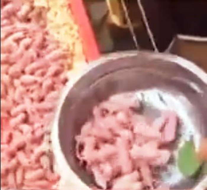 Ngoài thứ nguyên liệu chính này còn có các gia vị khác như rau thơm đi kèm nhưng cái quyết định vẫn là nước sốt được chế biến đặc biệt để nhúng những chú chuột trước khi thưởng thức.