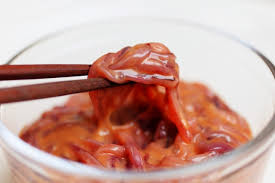 Shiokara thường ăn kèm với cơm trắng. Thật chẳng dễ dàng gì khi ngửi thấy mùi hương thoát ra từ món ăn này, đó là vị thối rất khó ăn nhưng lại được người dân Nhật Bản coi là món ăn thanh nhã.