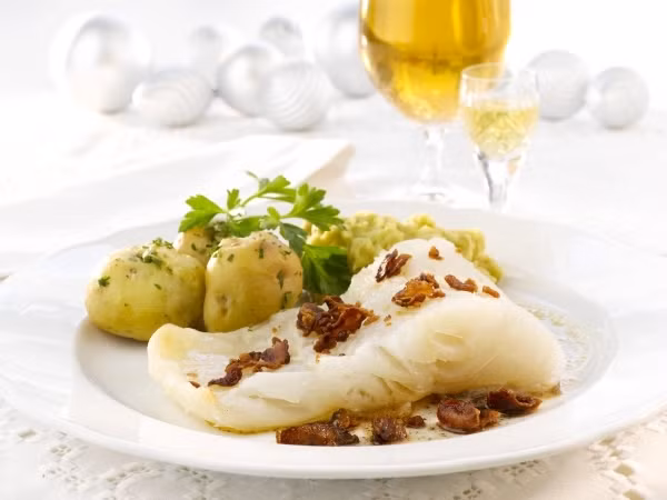 Lutefisk, Na Uy: Người Na-Uy cũng như cộng đồng người Bắc Âu vẫn có thói quen lưu giữ cá trong nhà để ăn dần trong những mùa đông lạnh giá và họ đã cho ra đời món Lutefisk - cá tuyết ngâm trong dung dịch kiềm và đợi lên men.