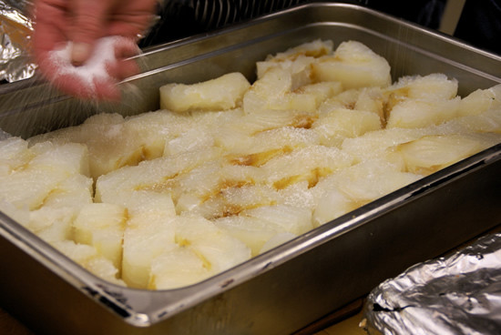 Cá tuyết ngâm được cho là có hương vị đậm đà không gì sánh bằng (đối với người Na-Uy) nhưng mùi của nó vẫn khá kinh dị với du khách.