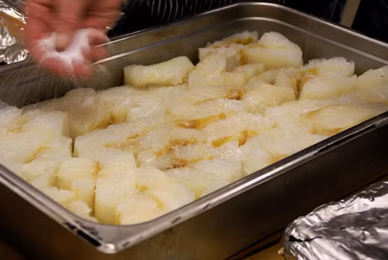 Cá tuyết ngâm được cho là có hương vị đậm đà không gì sánh bằng (đối với người Na-Uy) nhưng mùi của nó vẫn khá kinh dị với du khách.