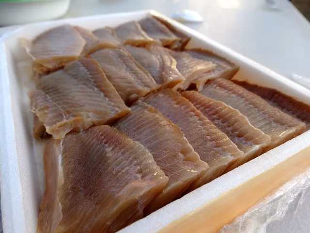 Sở dĩ có mùi như vậy là do nguyên liệu là thịt cá đuối. Giống như cá mập, loài cá này không có bong bóng hay thận. Hệ tiêu hóa của chúng chỉ thải ra a-xít uric qua đường da. Khi thịt cá đuối lên men, a-xít uric chuyển hóa thành amoniac nên gây ra mùi khó chịu mà chỉ cần ngửi mùi thôi cũng khiến du khách phải chạy xa.