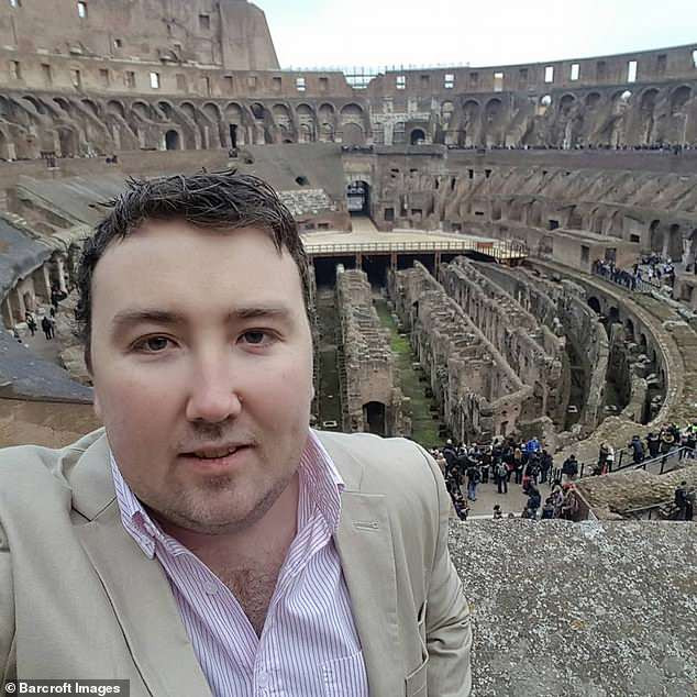 Hiện tại, Poole phải đeo một thiết bị điện tử được gọi là ICD bên trong cơ thể. Thiết bị này có thể tự khởi động lại tim khi nó dừng lại.