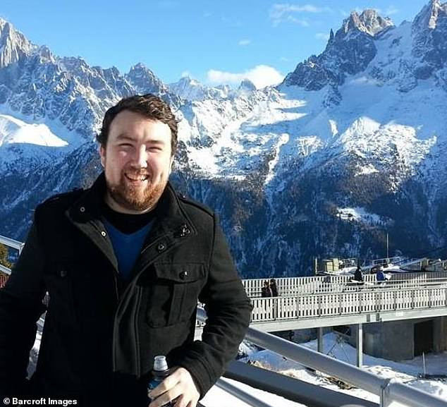 Anh đã trải qua 9 lần “chết đi sống lại” vì tình trạng suy tim, bệnh cơ tim phì đại. Các bác sĩ cho rằng trái tim của anh chỉ có thể kéo dài thêm 5 năm nữa.