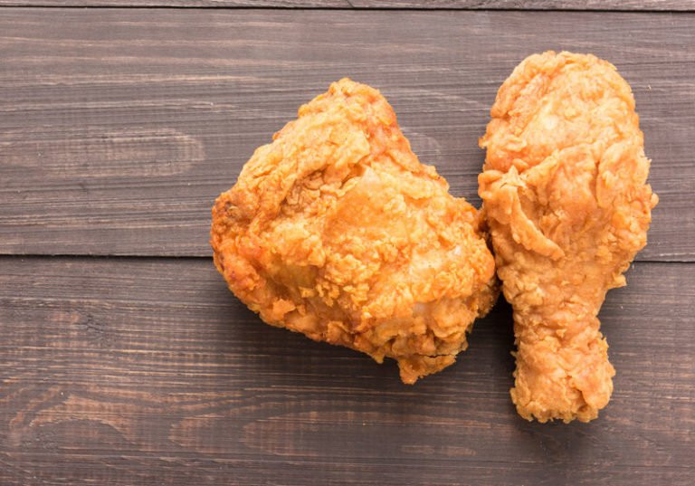 Gà rán: Vị giác của bạn có thể thích thức ăn chiên nhưng da của bạn ghét nó. Các loại thực phẩm chiên giòn dẫn đến sản xuất dầu dư thừa trong da. Những chất béo trong thực phẩm chiến có thể làm tăng tình trạng viêm da.