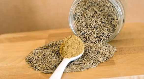 Nếu đang có ý định lấy lại vòng eo thon thả, bạn có thể tham khảo một số công thức giảm cân từ hạt thì là sau đây. Hạt thì là ngâm qua đêm: Chỉ cần ngâm 2 muỗng hạt thì là trong nước, để qua đêm và đun sôi vào buổi sáng hôm sau, bạn lọc bỏ hạt và vắt thêm nửa quả chanh. Uống hỗn hợp vào mỗi sáng liên tục trong 2 tuần sẽ giúp giảm cân nhanh chóng.