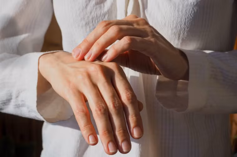 Đau tay và các ngón tay: Đau và mỏi ở các ngón tay có thể là hai dấu hiệu cảnh báo sớm của bệnh ung thư phổi mà nhiều người có xu hướng bỏ qua. Trong phần lớn các trường hợp, khi da của lòng bàn tay trở nên dày và có màu trắng với nếp nhăn rõ rệt thì càng có nhiều khả năng bạn bị ung thư phổi.