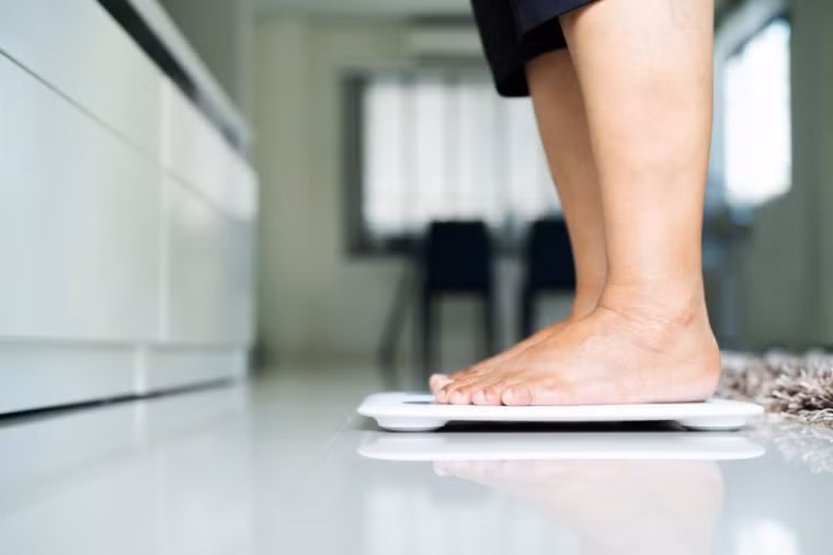 Giảm cân đột ngột không rõ nguyên nhân: Giảm cân bất thường có thể là do một khối u bên trong cơ thể bạn gây ra, không ngoại trừ khối u ở phổi, dẫn đến ung thư phổi sau này. Khối u này sẽ là tăng đột ngột sự trao đổi chất trong cơ thể bạn và gây ra tình trạng trên.