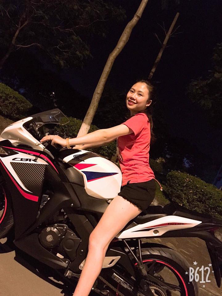 Cô thường xuyên diện áo phông với quần short.