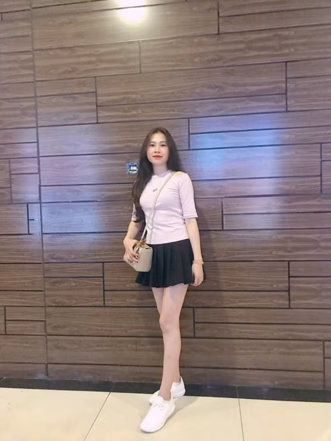 Xuất hiện cùng bạn trai, Trang thường diện những trang phục đơn giản như áo phông với quần jean hoặc váy ngắn.