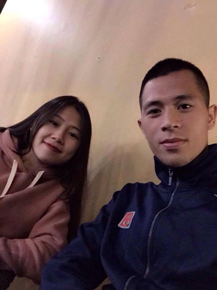 Cặp đôi xuất hiện cùng nhau trong trang phục khá đơn giản.