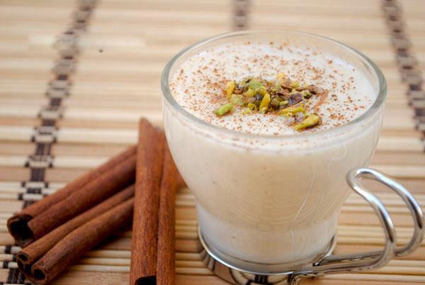 Sahlab (Ai Cập): Bạn sẽ dễ dàng tìm thấy sahlab ở bất cứ đường phố nào ở Ai Cập. Nếu bạn muốn nếm thử, người bán hàng sẽ rót shalab từ một chiếc bình làm bằng đồng thau lớn, trộn thêm sữa, ăn kèm với một loại bánh làm từ bột sắn và quế.