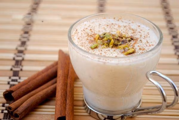 Sahlab (Ai Cập): Bạn sẽ dễ dàng tìm thấy sahlab ở bất cứ đường phố nào ở Ai Cập. Nếu bạn muốn nếm thử, người bán hàng sẽ rót shalab từ một chiếc bình làm bằng đồng thau lớn, trộn thêm sữa, ăn kèm với một loại bánh làm từ bột sắn và quế.