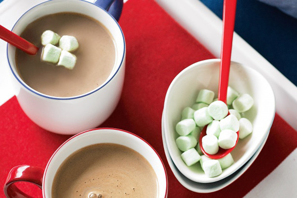 Chocolate nóng và kẹo dẻo (Mỹ): Những viên kẹo dẻo tan chảy tạo lên lớp kem trên cốc chocolate. Tuy nhiên, để làm được lớp kem bông ngon lành thì chocolate của bạn phải đủ độ nóng để làm tan chảy những viên kẹo dẻo.