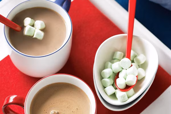 Chocolate nóng và kẹo dẻo (Mỹ): Những viên kẹo dẻo tan chảy tạo lên lớp kem trên cốc chocolate. Tuy nhiên, để làm được lớp kem bông ngon lành thì chocolate của bạn phải đủ độ nóng để làm tan chảy những viên kẹo dẻo.