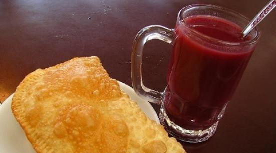 Api Morado hay còn gọi Blaco (Bolivia): Món này được làm bằng ngô đỏ, dứa và những hương liệu đặc biệt như: quế, đinh hương, vỏ cam. Có thể gọi ăn hoặc uống Api Morado bởi tính đặc sánh của nó và người ta thường ăn với bánh quy vào bữa sáng.