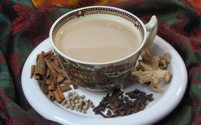 Trà Masala (Ấn Độ): Người Ấn Độ thường nấu trà này ở nhà bởi cách làm khá đơn giản: đun nóng sữa, thêm bột bạch đậu khấu, đinh hương, quế, gừng, hạt tiêu cho đến khi các gia vị đã thực sự hòa quyện vào sữa thì thêm lá trà đen vào.