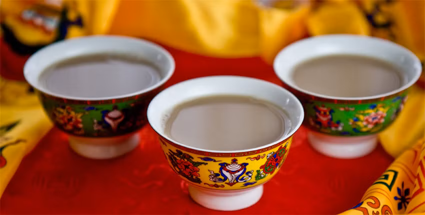 Po Cha (Mông Cổ và Nepal): Thức uống này có vị mặn, đậm hòa với vị ngọt từ bơ và sữa bò Tây Tạng.