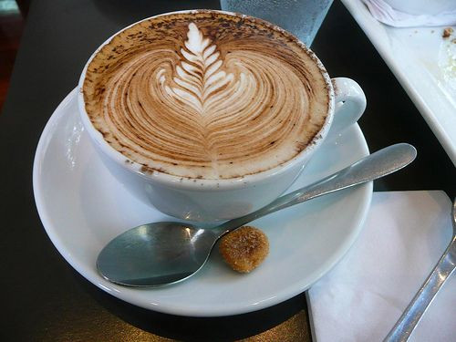 Wattleccino (Úc): Loại đồ uống này được làm từ hoa keo - quốc hoa của nước Australia. Khi những đồng hoa keo nở rộ, người ta lấy hạt và chế biến ra món thức uống thơm ngon này. Wattleccino trông giống như cà phê Cappuchino, và cách làm cũng tương tự thế: cà phê nóng thêm đường, sữa và trang trí những hạt quế trên bề mặt.