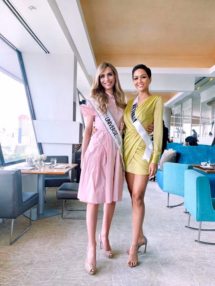 Với hành trang mang theo là 90 bộ trang phục với 12 vali mặc trong vòng 15 ngày.