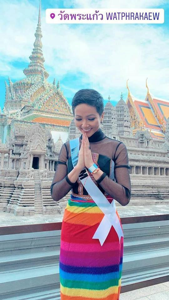 Cô diện váy bảy màu nổi bật khi tham gia hoạt bên lề của Miss Universe 2018.
