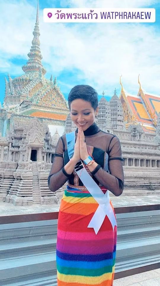Cô diện váy bảy màu nổi bật khi tham gia hoạt bên lề của Miss Universe 2018.