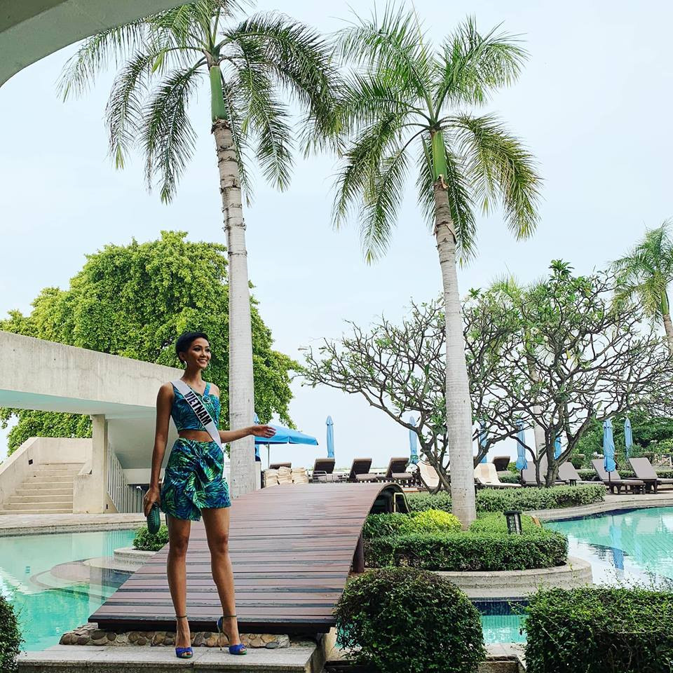 Hoa hậu H'Hen Niê chọn trang phục tôn lên được vòng eo con kiến và vóc dáng gợi cảm của mình.