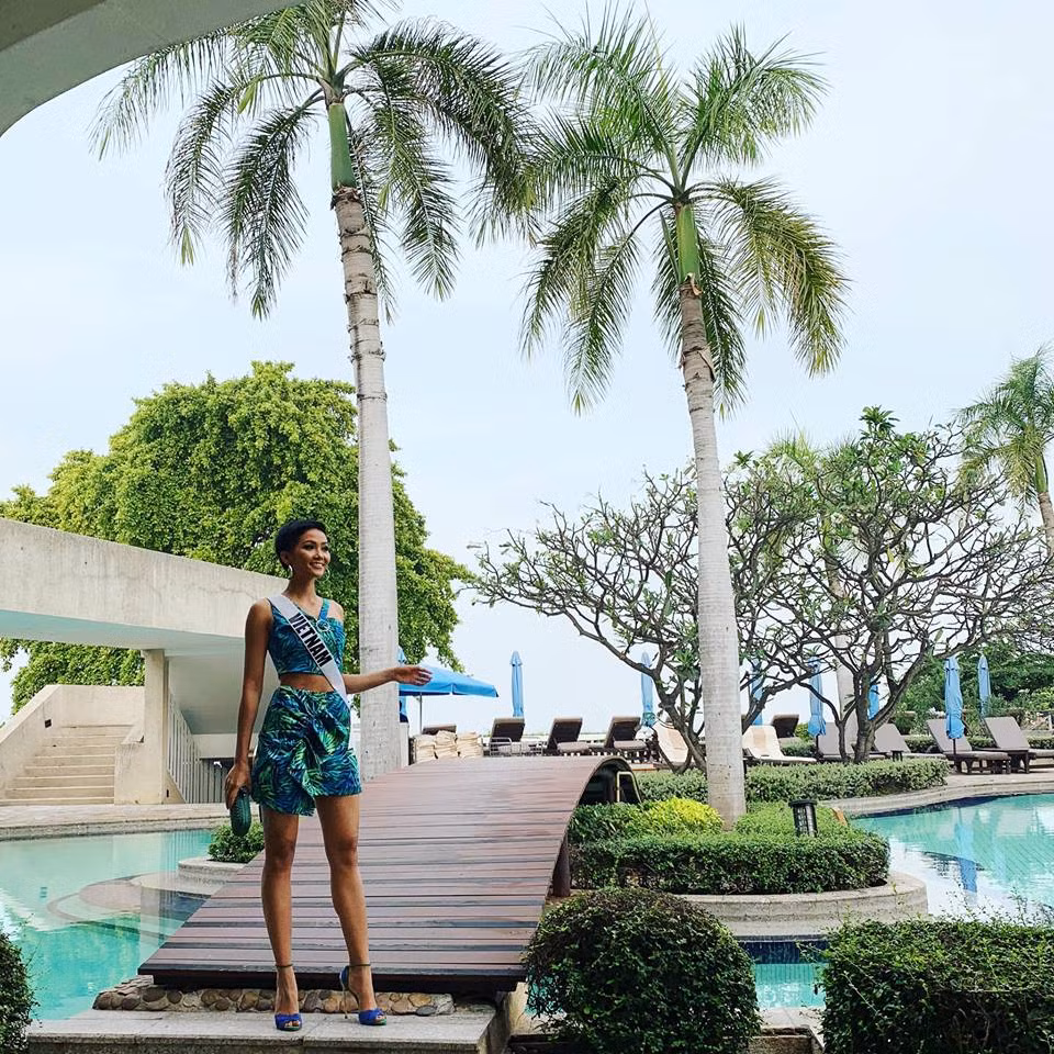 Hoa hậu H'Hen Niê chọn trang phục tôn lên được vòng eo con kiến và vóc dáng gợi cảm của mình.