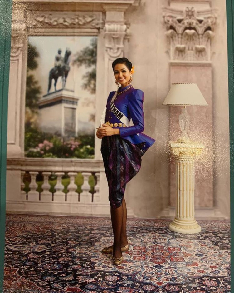 H'Hen Niê diện trang phục truyền thống Thái Lan rất đẹp.