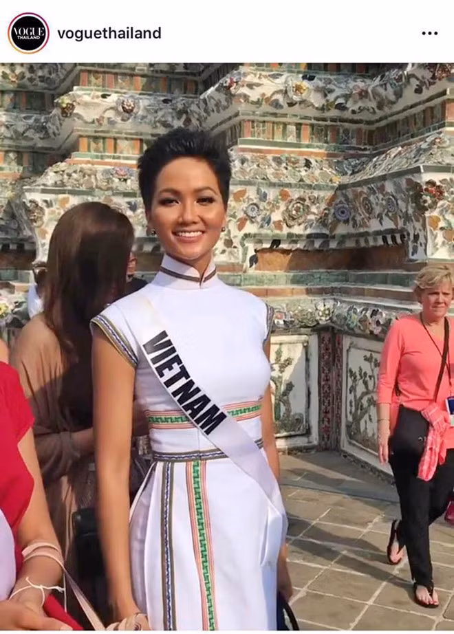 Cô diện chiếc áo dài cách tân in hoa văn dân tộc Ê Đê.