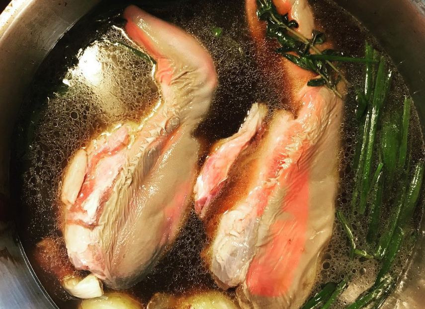 Lưỡi bò: Món này nghe thì hơi ghê sợ nhưng lại rất ngon, đặc biệt là ăn cùng với bánh mì hoặc thịt nguội. Lưỡi thường được nấu chín và ăn kèm với sốt mù tạt.