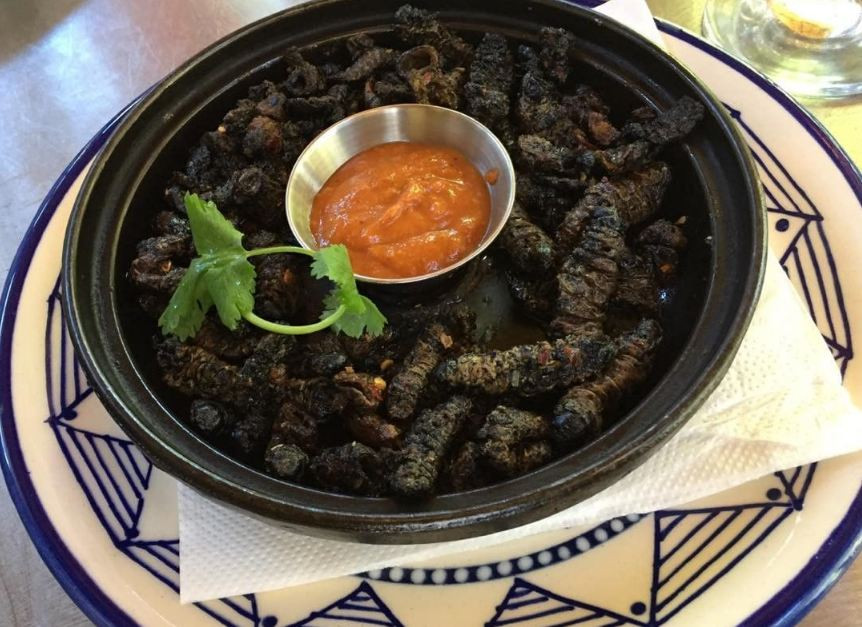 Sâu Mopanie: Đây là những con sâu bướm dinh dưỡng, được chiên giòn và người dân địa phương ăn rất ngon lành. Sau khi những con sâu được thu hoạch từ cây và bụi cây, người ta bóp, rửa để loại bỏ ruột của chúng và sau đó luộc với cà chua và tỏi. Món ăn kỳ quái này thực sự có nguồn gốc từ Zimbabwe nhưng lại rất phổ biến ở Nam Phi.