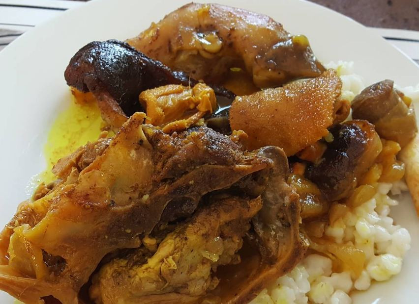 Dạ dày cừu hầm: Đây thực sự là một món ăn Nam Phi rất ngon miệng khi đã hầm chín nhừ và thường được ăn với cơm nóng. Tuy nhiên, mùi của nó không được hấp dẫn lắm và nhiều du khách không dám thưởng thức.